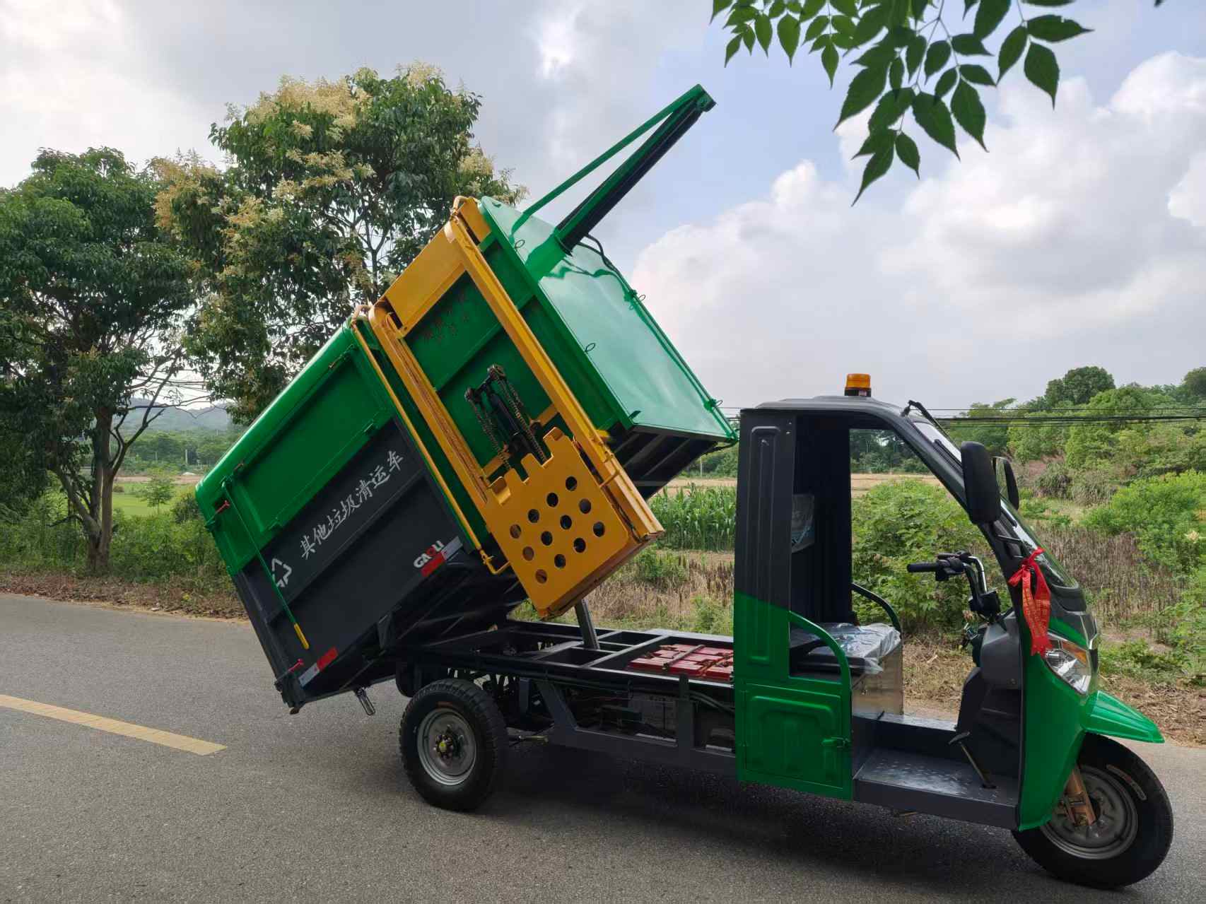Electric Three-Wheeled Hopper Lift Garbage Collection Truck